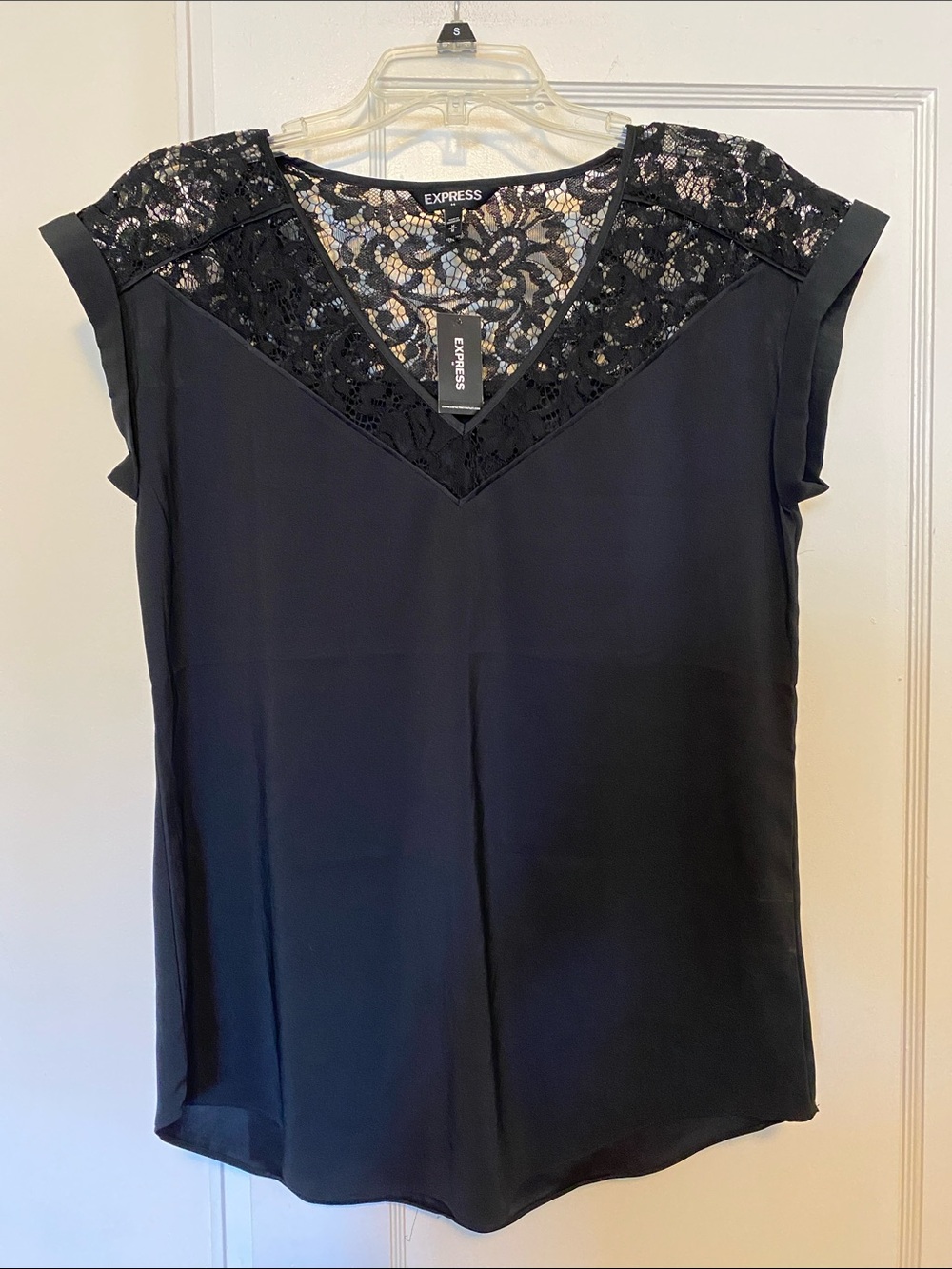 🎀 5/$20 🎀 NWT Express black v-neck top with lace detailing size medium